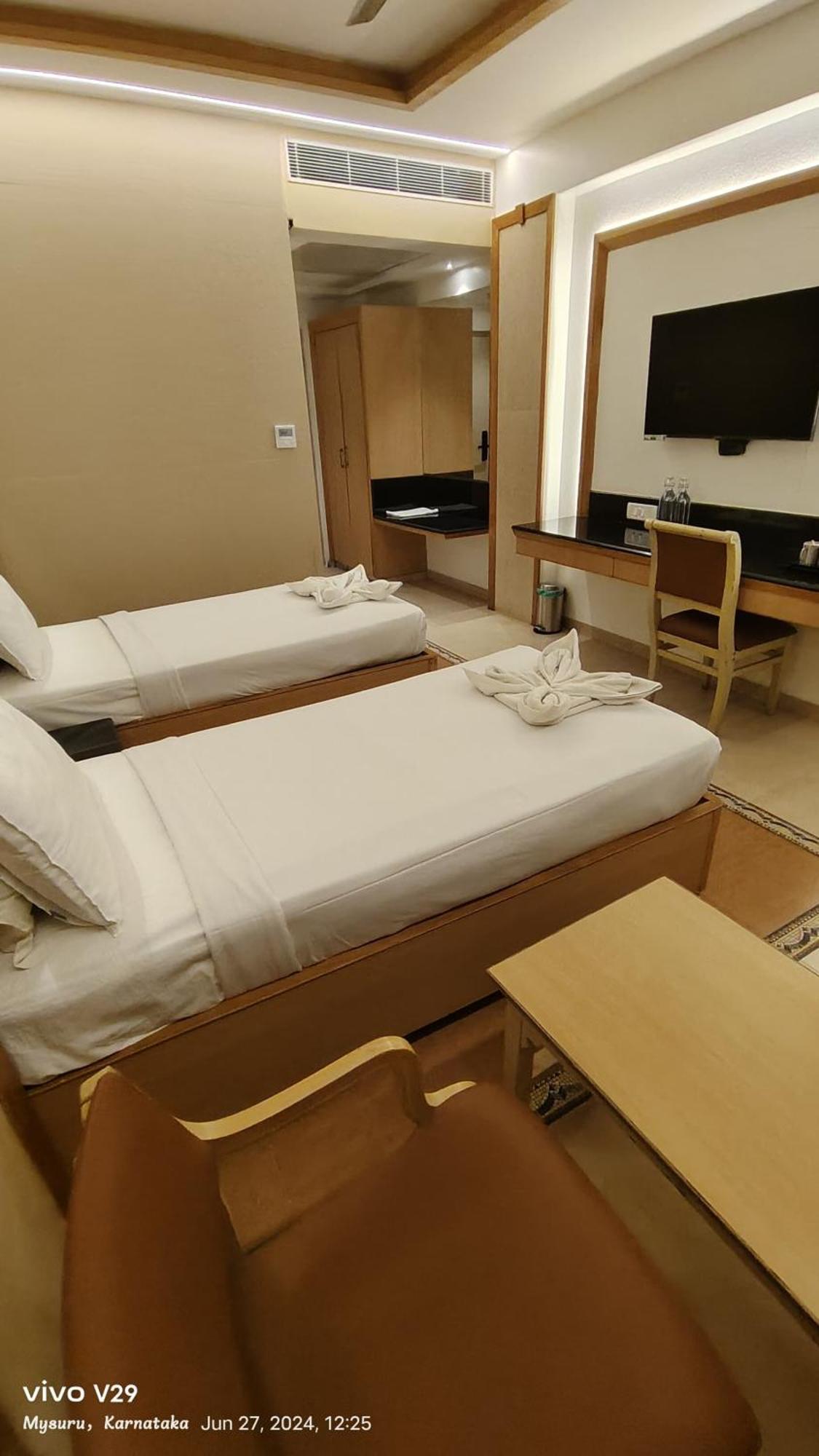 Hotel Roopa Mysore Bagian luar foto